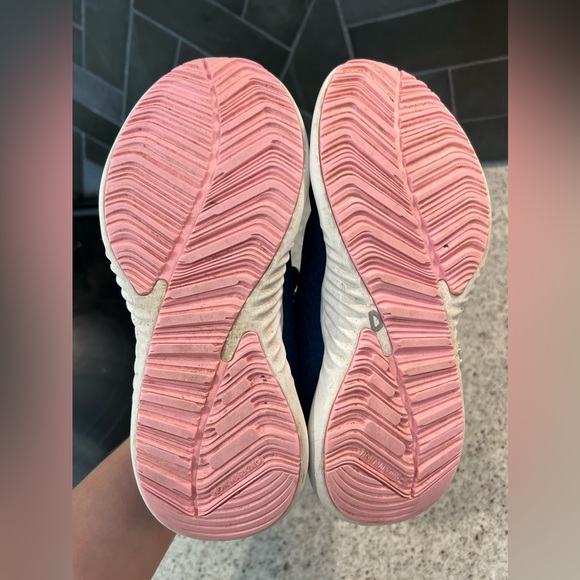 Girls Adidas Shoes Size 2.5 - Picture 7 of 10